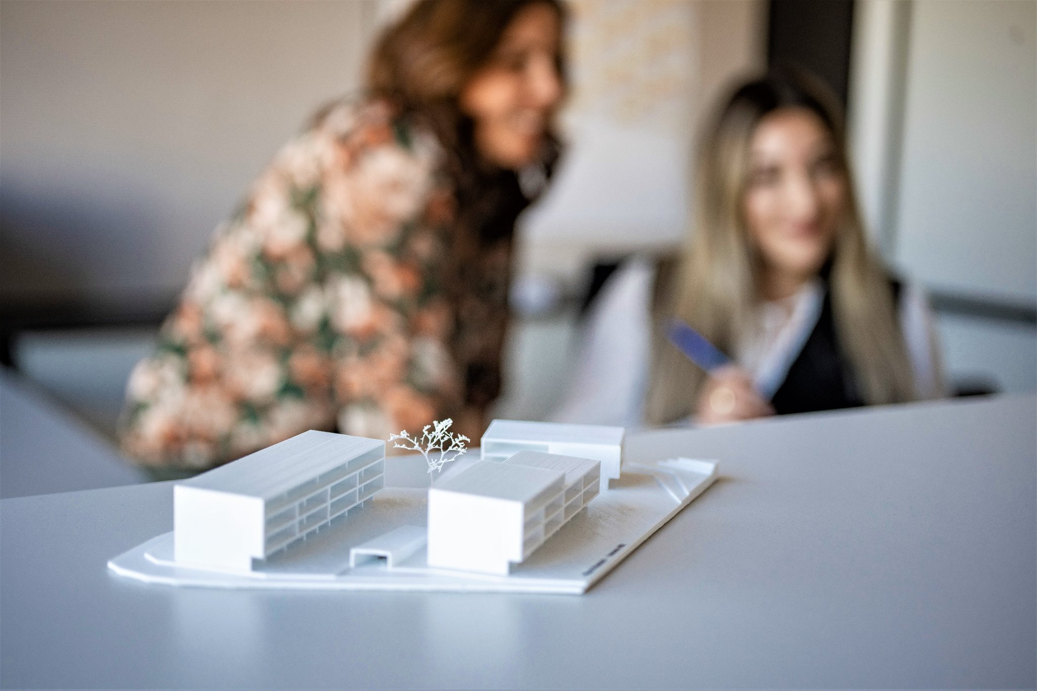 Projektbesprechung mit Wohnbaumodell